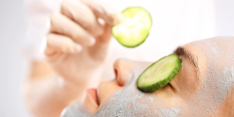 Treating Dark Under Eye Bags with Cucumber Slices