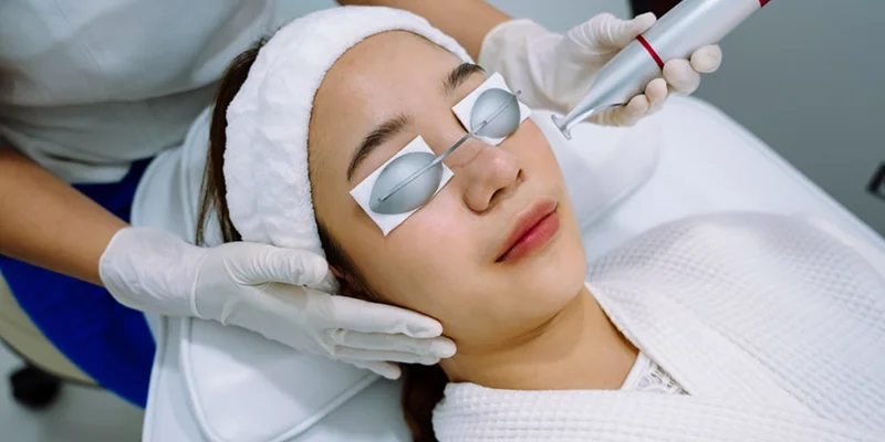 Non-Surgical Skin Tightening: 6 Best Treatments for Firmer, Younger-Looking Skin 3 Light-Based Therapy for Non-Surgical Skin Tightening