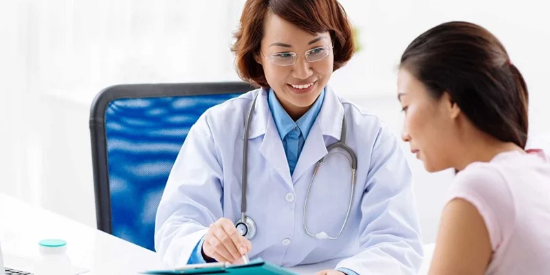 Signs of Melasma: 5 Early Clues and What to Do Next 5 Dermatologist examining signs of melasma